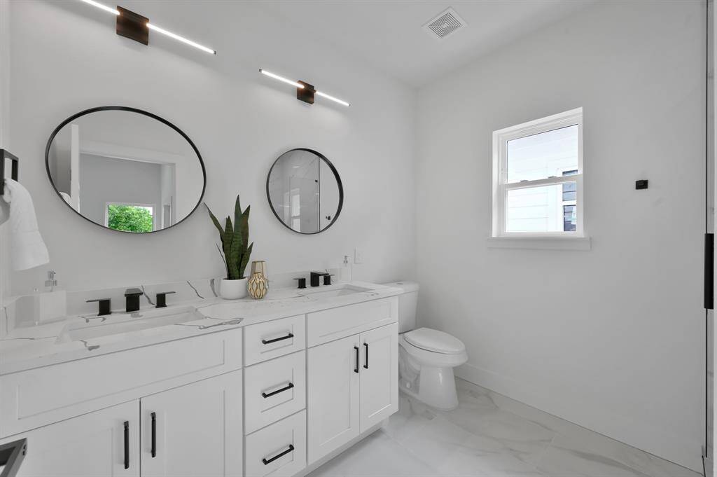 En suite bath for primary, featuring dual sinks