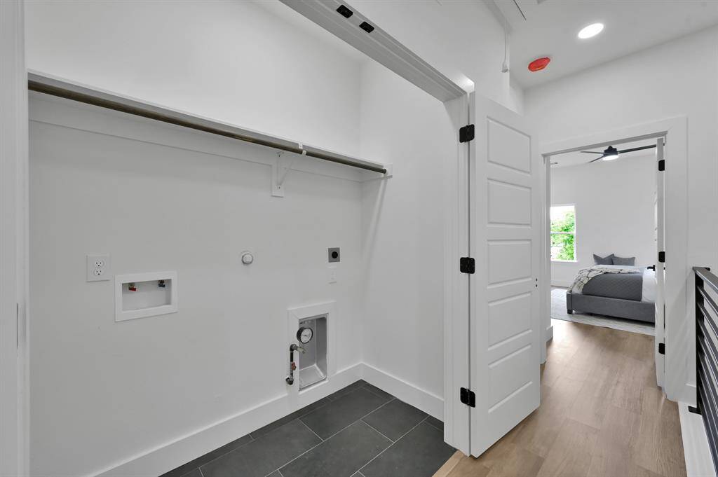 Laundry room with washer/dryer hookups