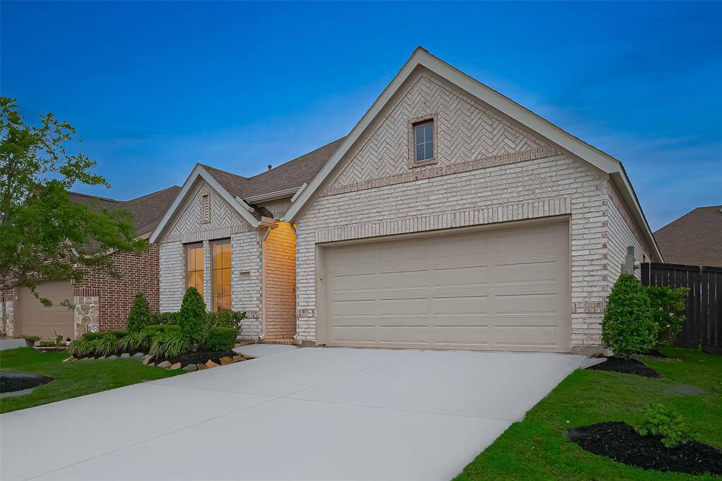 This beautifully maintained Perry Home blends quality craftsmanship with functional elegance, complete with a two-car garage and thoughtfully designed spaces—creating a home you’ll be proud to call your own.