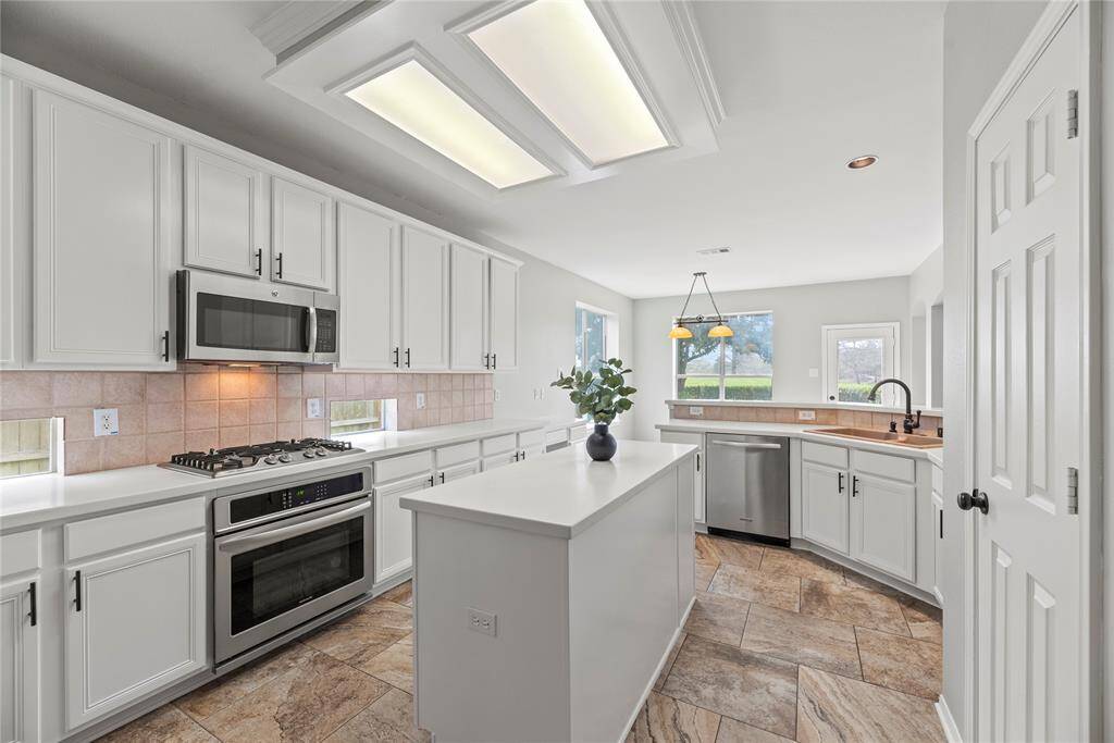 Imagine cooking in this marvelous kitchen. Designed with beauty and function in mind, the layout allows for easy meal preparation for busy mornings and even busier evenings.
