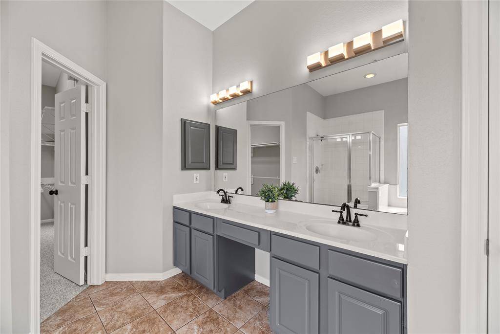 Every master bedroom needs an en suite with class and sophistication! Delivering ample quantities of both, this spa-like sanctuary is well-equipped for the most glamourous of self-care routines.