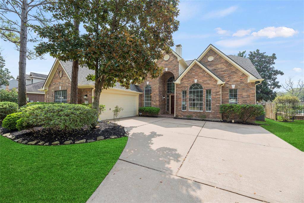Resting on a gorgeous Sienna golf course lot, this 5BR/3.5BA property is picturesque with traditional brick detailing, 2-car garage, and tidy landscaping. Combining formal touches with a welcoming vibe, the home invites guests with comfort and beauty.