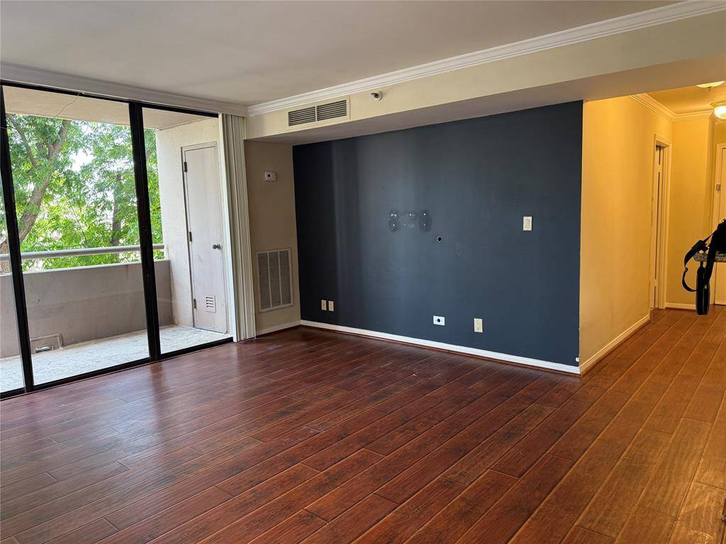 Spacious living room