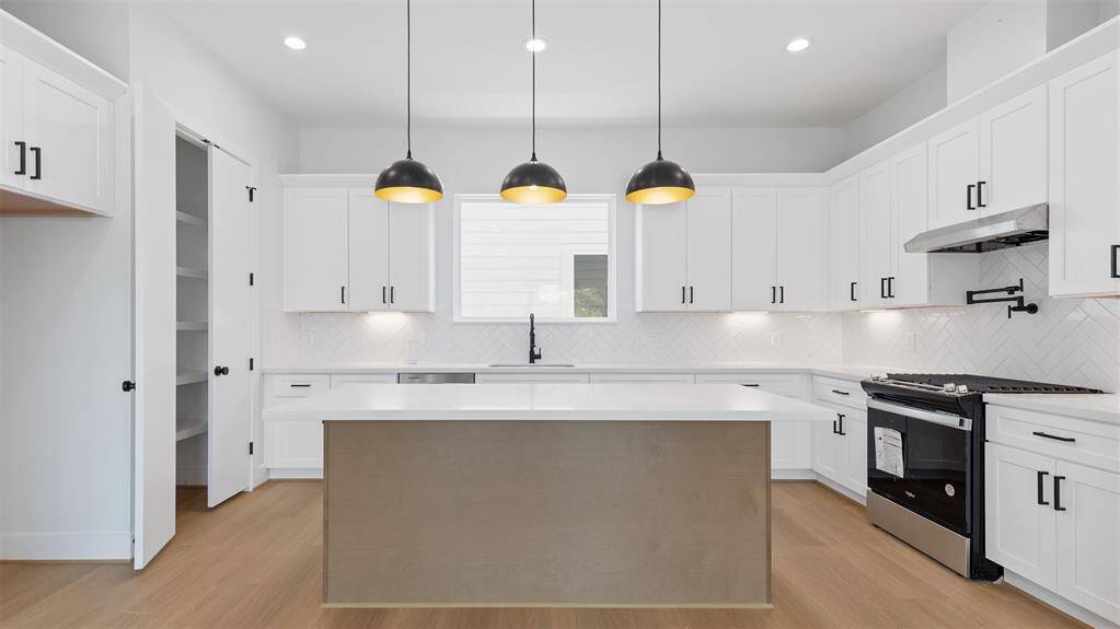 The kitchen, an integral part of thishome's open-concept design,seamlessly flows off the living room,creating a harmonious andconnected living space.