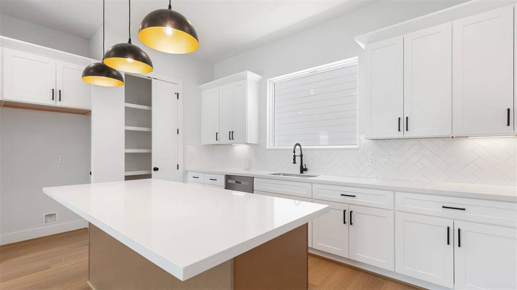 Adorned with a tasteful breakfast bar,the island seamlessly blendspracticality with style, making it theperfect place for quick meals orsocializing while cooking