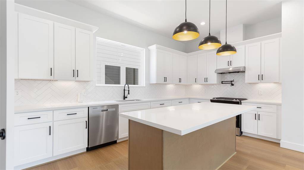 The focal point is a sleek island thatnot only provides additional counterspace but also serves as a casualgathering spot.