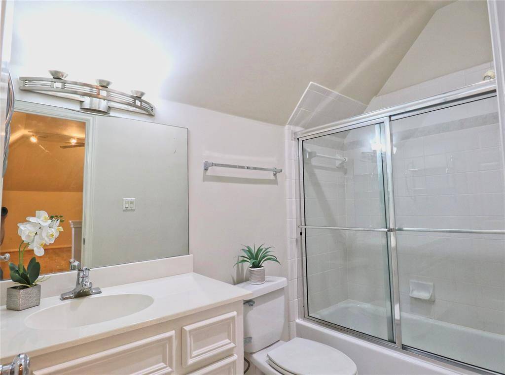 full bathroom on 3rd floor.