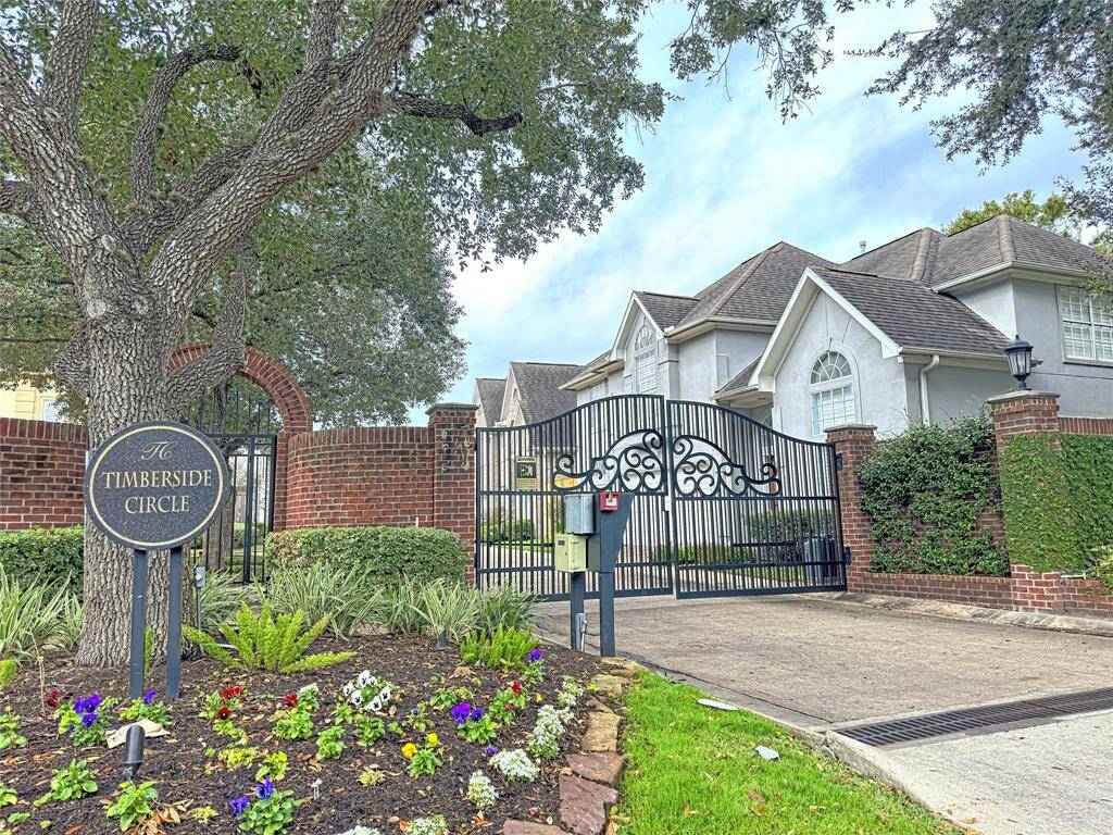 Secure and ideally located gated community near the Texas Medical Center, with easy access to the Bayou Hike & Bike Trail.
