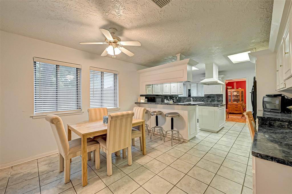 Light and bright breakfast room.