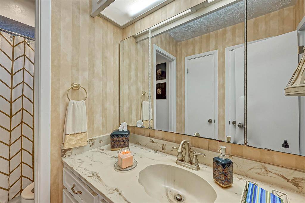 Great secondary bathroom.