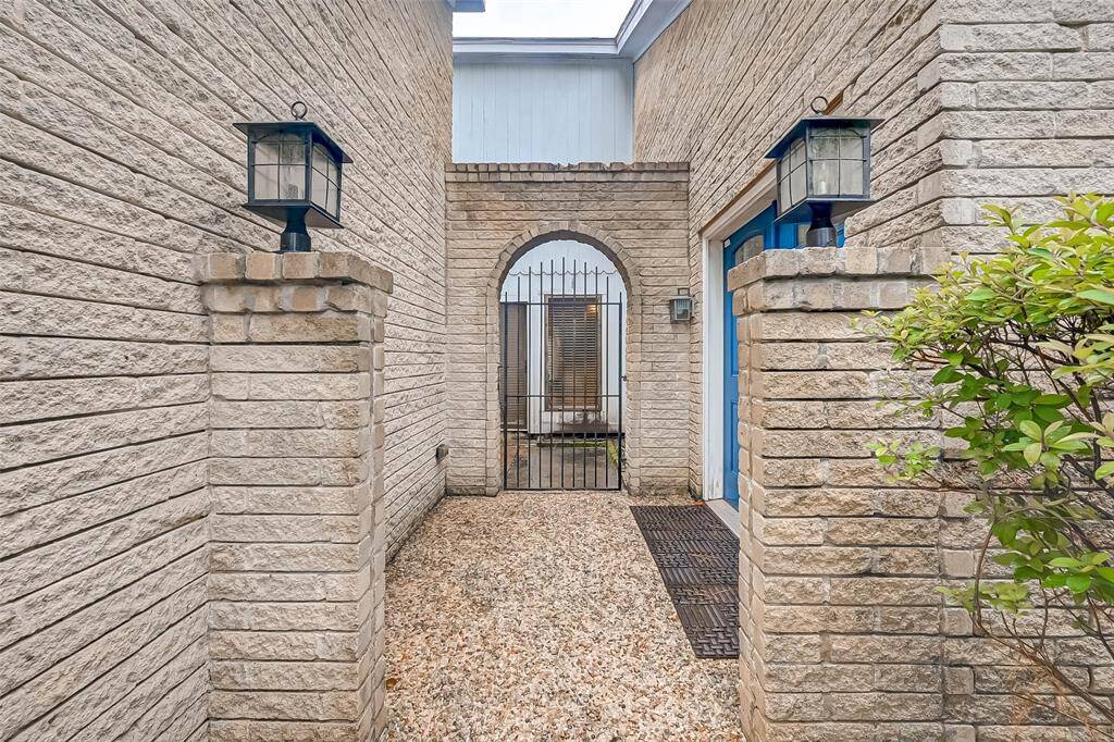 Nice entry with 2 carriage lanterns.