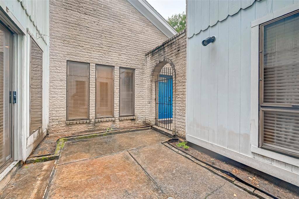 Private courtyard is great for entertaining.