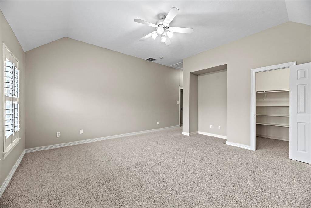 Whether a tiny princess or a little prince, every child would enjoy having such an attractive and big bedroom. Soft carpet ensures safe play, while the ceiling fan keeps them cool and happy.