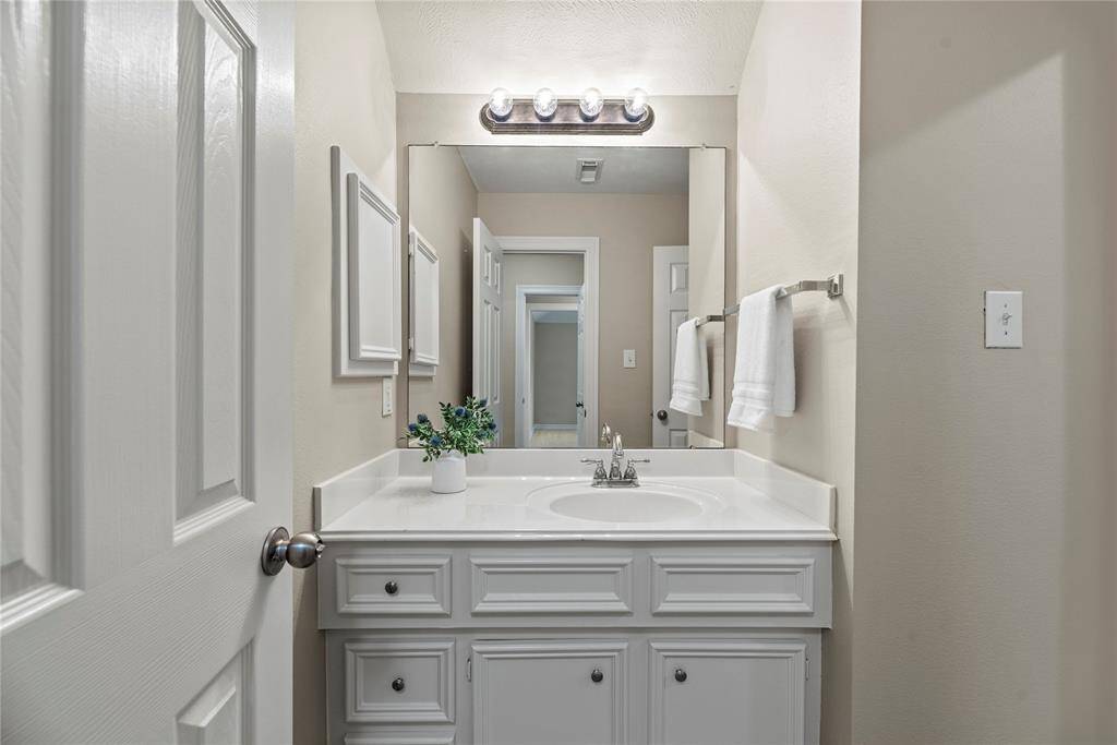 Designed with function and style in mind, the neutral color scheme allows for colorful accent pieces and easy customization. Add a small bouquet of lavender flowers and eucalyptus for a fresh and fragrant touch to this attractive full bathroom.