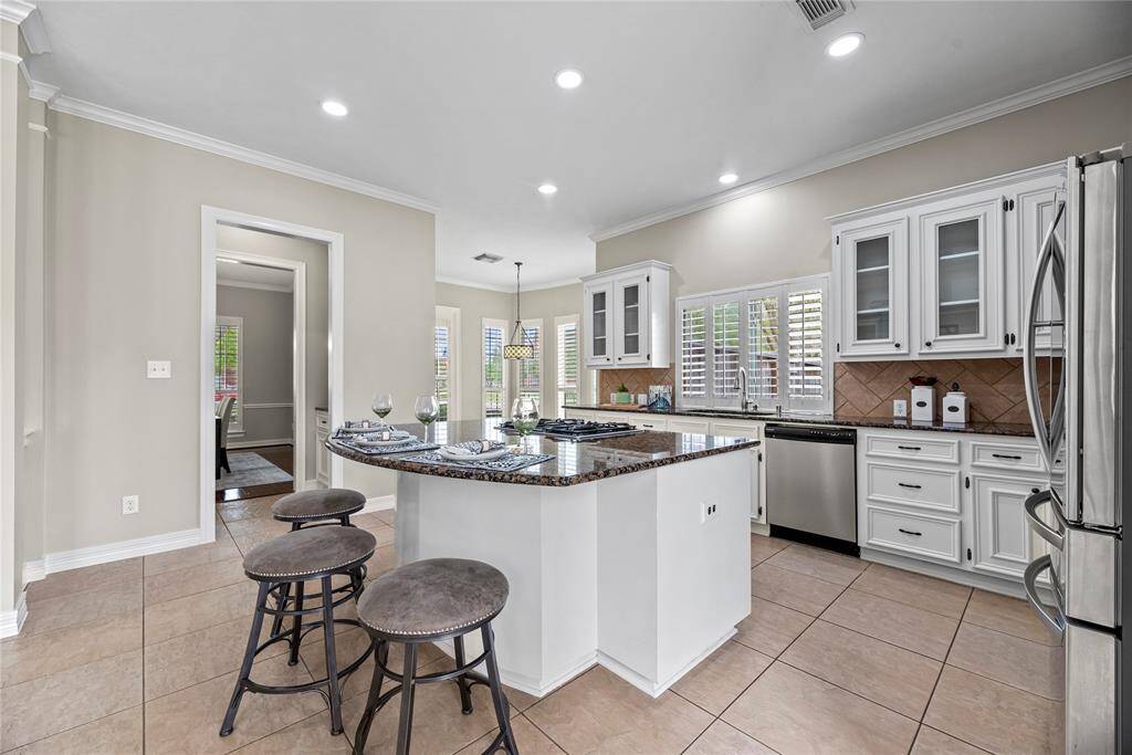 While chopping carrots and slicing cucumbers in the gourmet kitchen, easily converse with those in the breakfast area, as well as those in the living room!