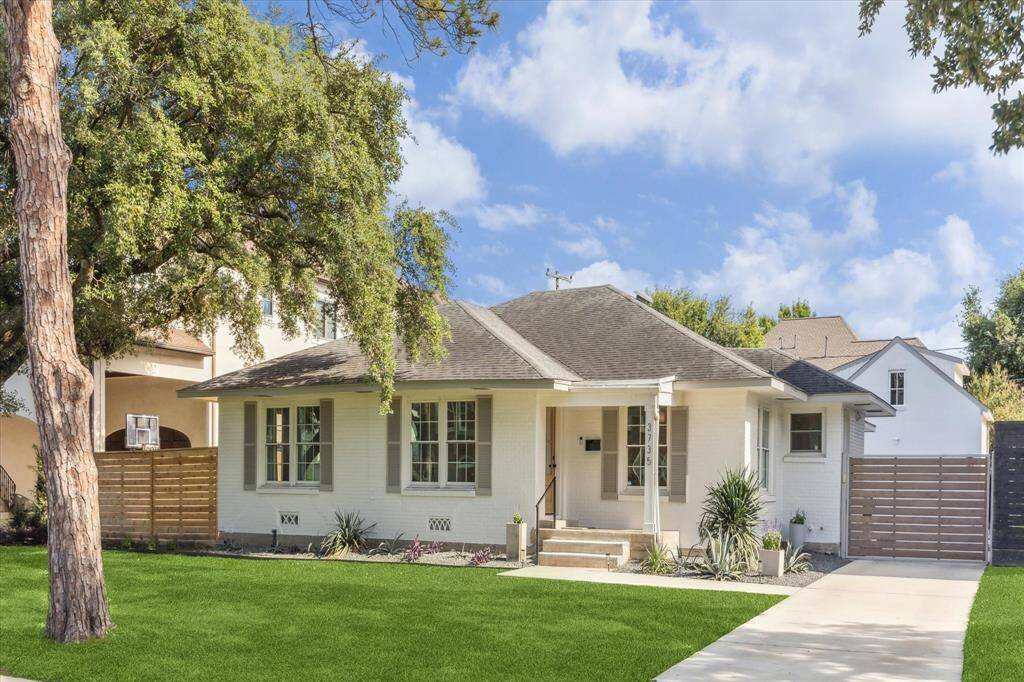 Well maintained ranch style home in coveted Braes Heights. 3735 Bellefontaine offers three bedrooms and 2 full baths inside plus a lovely 560 sf quarters with another full bath and bedroom option.