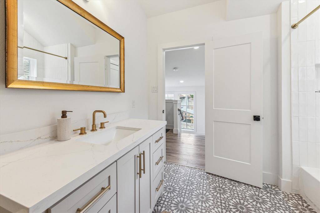 Stylish and nicely sized full bath in the quarters.