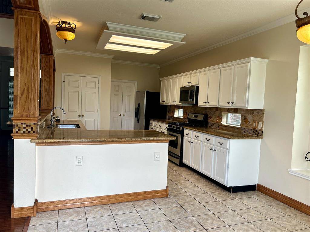Kitchen and breakfast over looking the family room.
