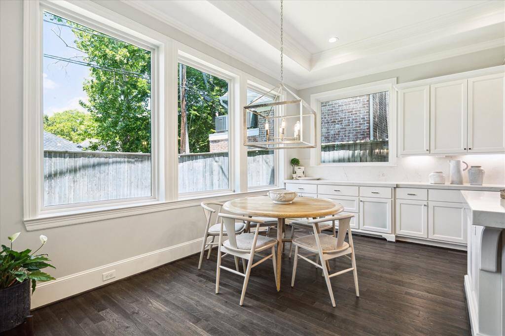 Enjoy the views from this Breakfast Room (18' x 8').