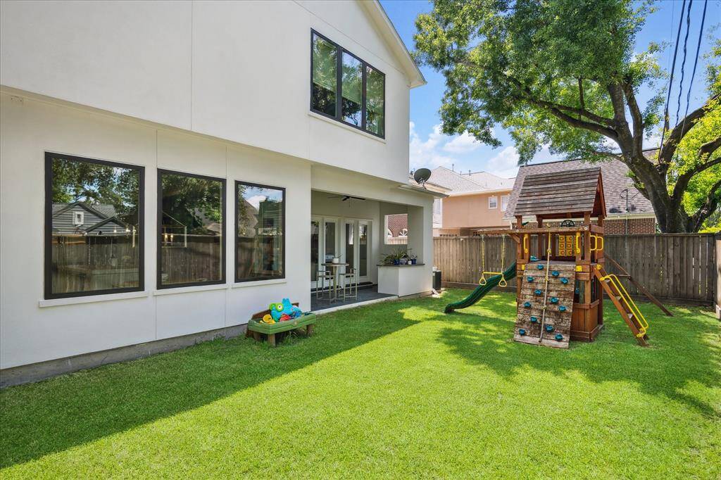 Enjoy this location near so many fabulous parts of West U...just a few blocks from Huffington Park, WUES, the ballfields, Tiny's and Little Matt's. Don't miss this home!