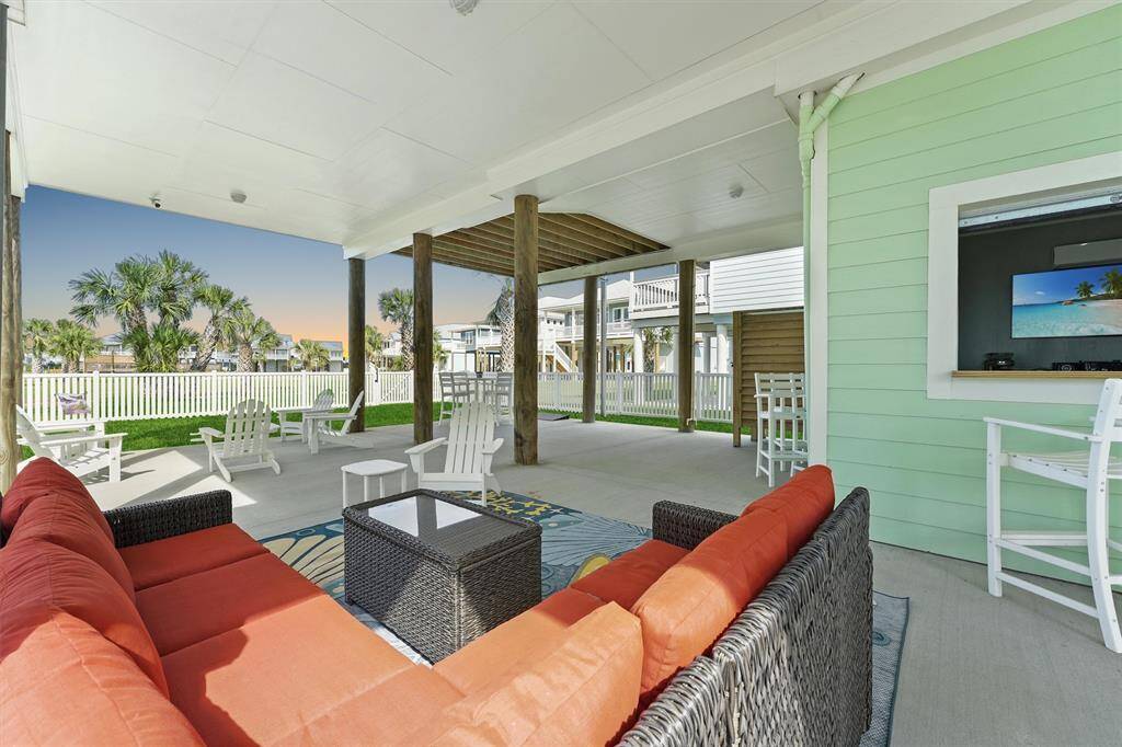 Spacious covered patio perfect for entertaining