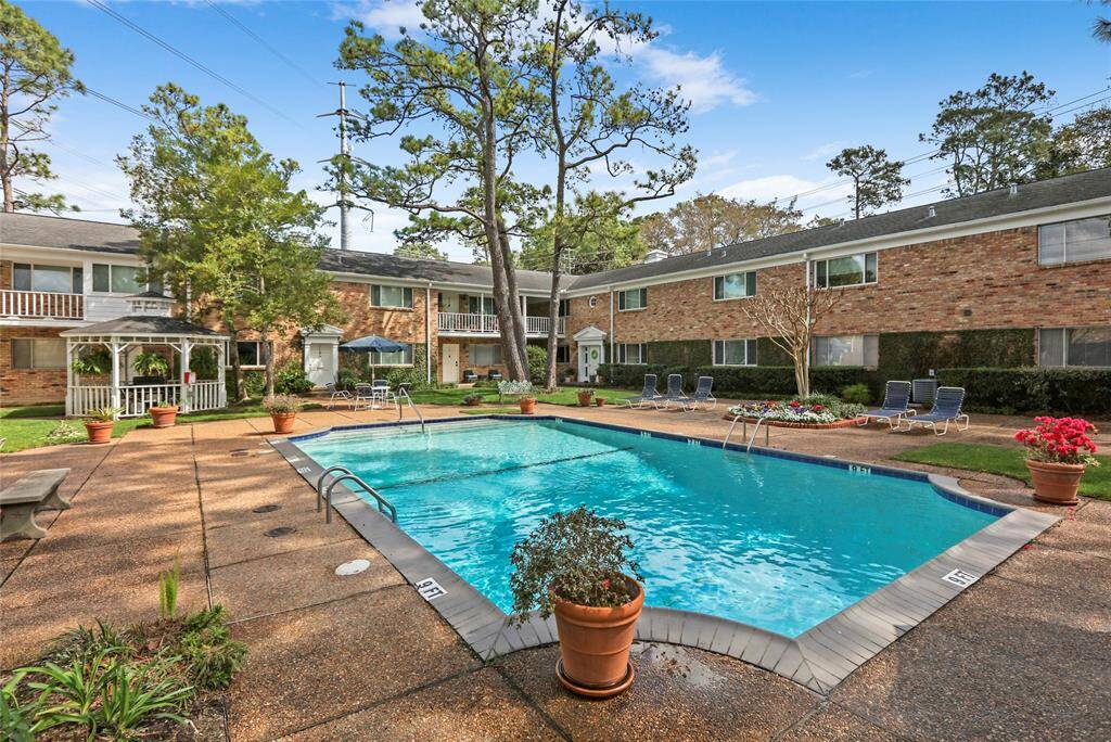 Discover tranquility in this perfectly situated serene courtyard pool. Enjoy a peaceful and relaxing atmosphere. The hustle and bustle of the city doesn't exist in your courtyard!
