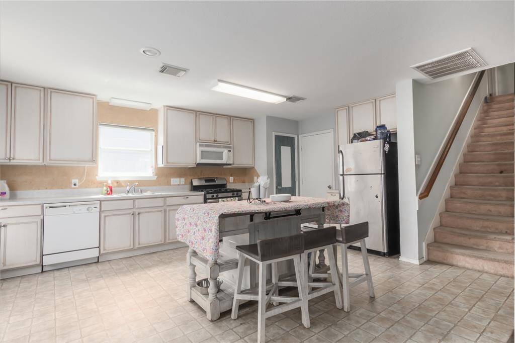 Kitchen and breakfast area. The open layout creates a warm and inviting ambiance.