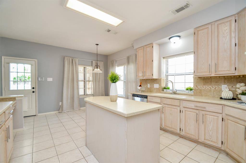 KITCHEN ISLAND