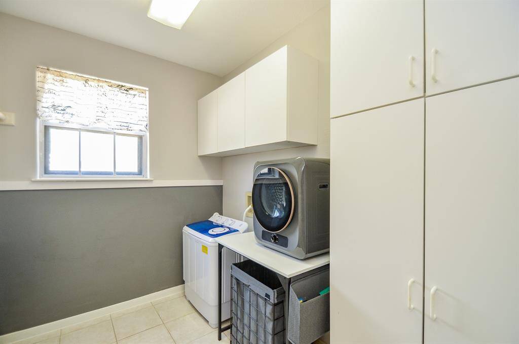 LARGE LAUNDRY WITH CLOSETS