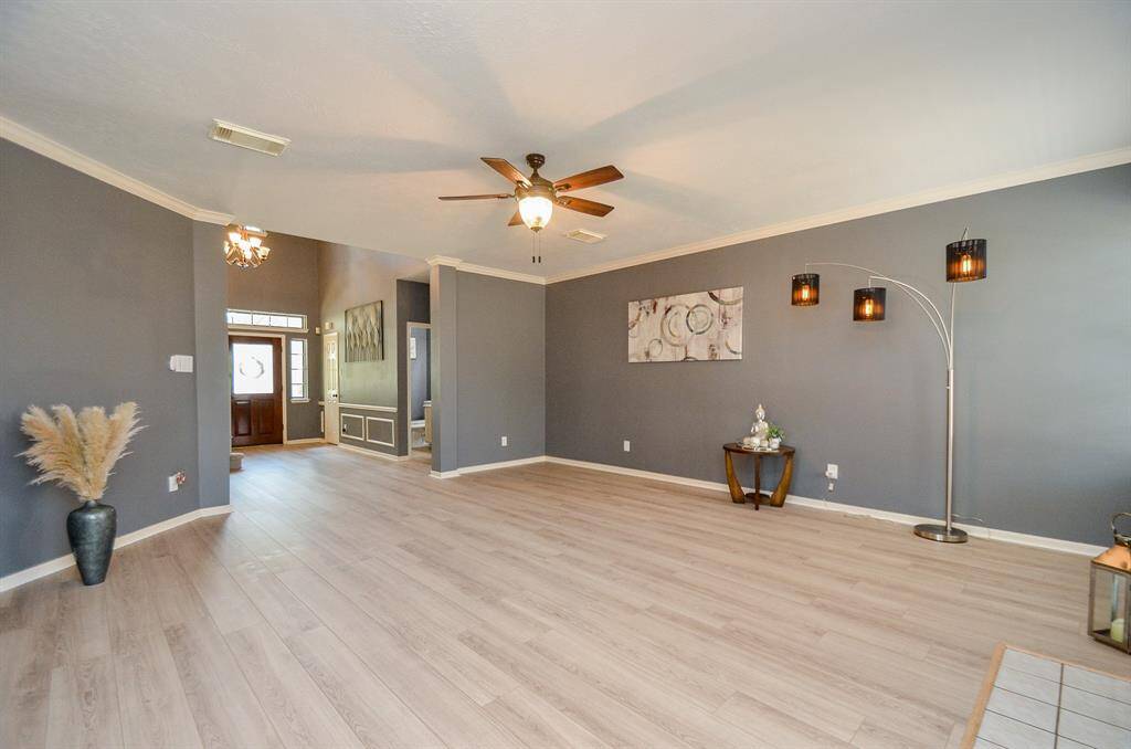 LARGE LIVING ROOM WITH FIREPLACE AND 07/24 FLOORING