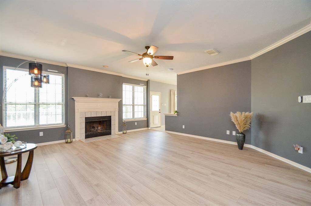 GAS LOG FIREPLACE FOR COZY EVENINGS!