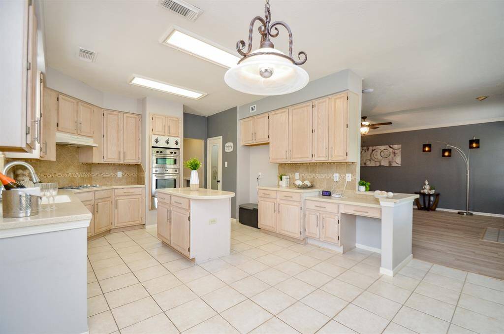 KITCHEN FEATURES STAINLESS STEEL APPLIANCES AND 07/24 DISHWASHER