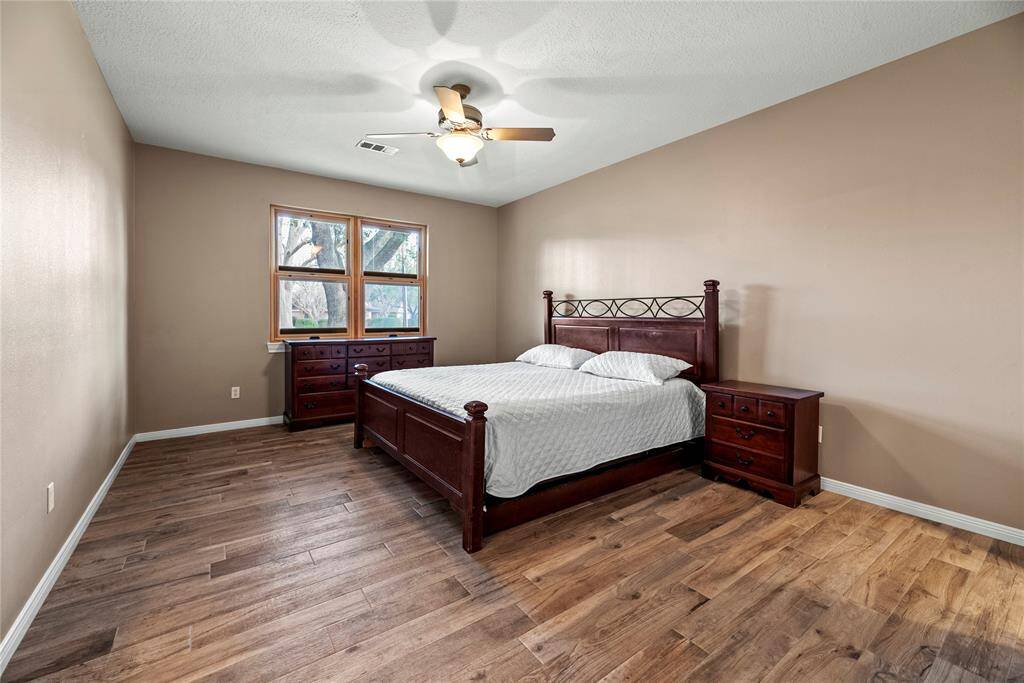 Every evening will be more relaxing with a grand primary suite!