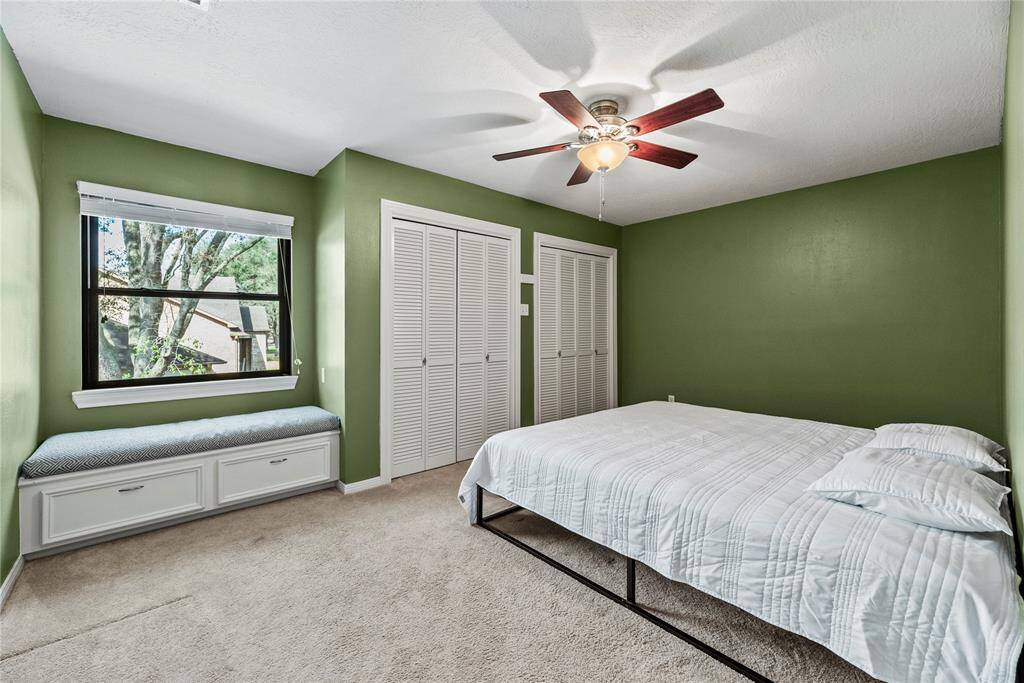 Whether a tiny princess or a little prince, every child would enjoy having such an attractive and big bedroom. Soft carpet ensures safe play, while the ceiling fan keeps them cool and happy.