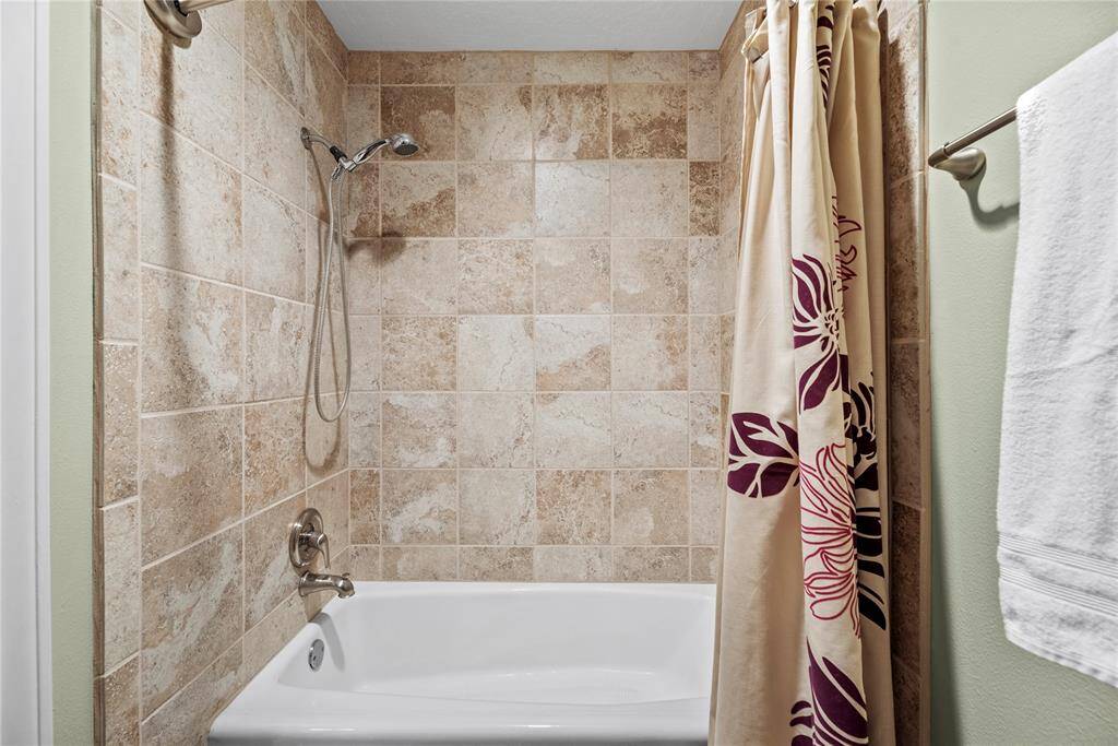 Designed with function and style in mind, the neutral color scheme allows for colorful accent pieces and easy customization. Add a small bouquet of lavender flowers and eucalyptus for a fresh and fragrant touch to this attractive full bathroom.
