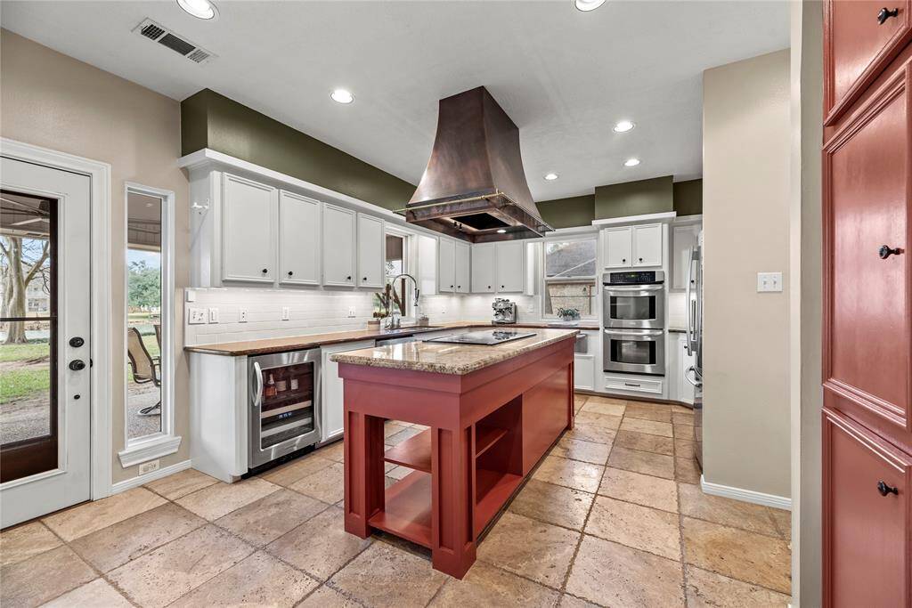 Imagine cooking in this marvelous kitchen. Designed with beauty and function in mind, the layout allows for easy meal preparation for busy mornings and even busier evenings.