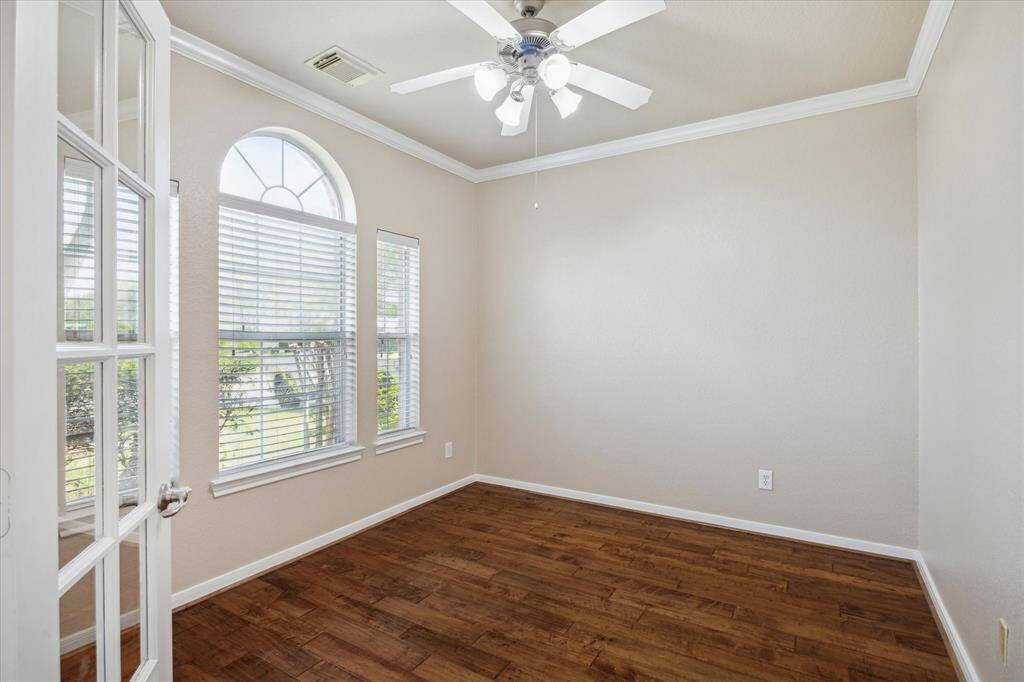 Spacious office with crown molding!!!