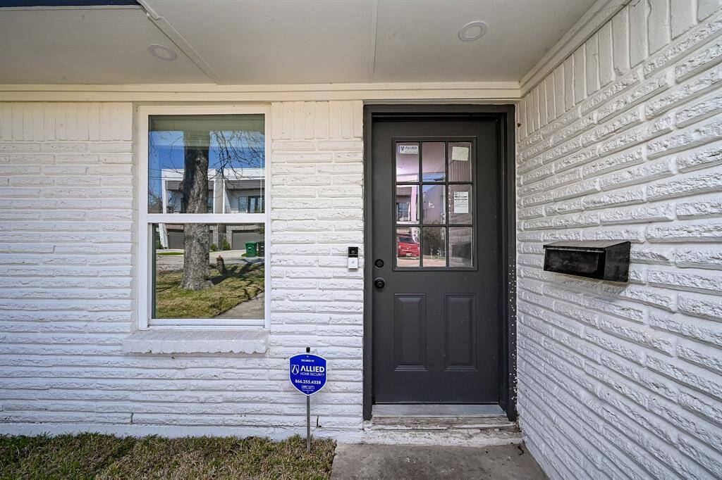 This gorgeous home has an inviting entrance that welcomes your family, friends, and guests.