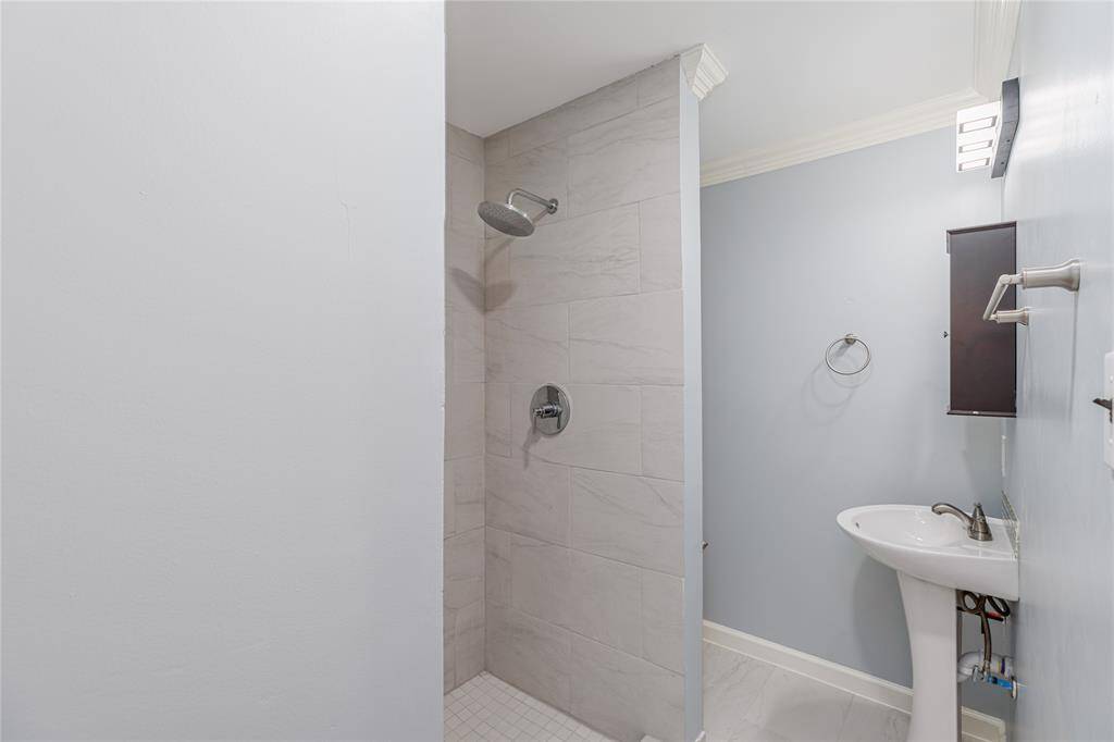 Full sized bathroom 1