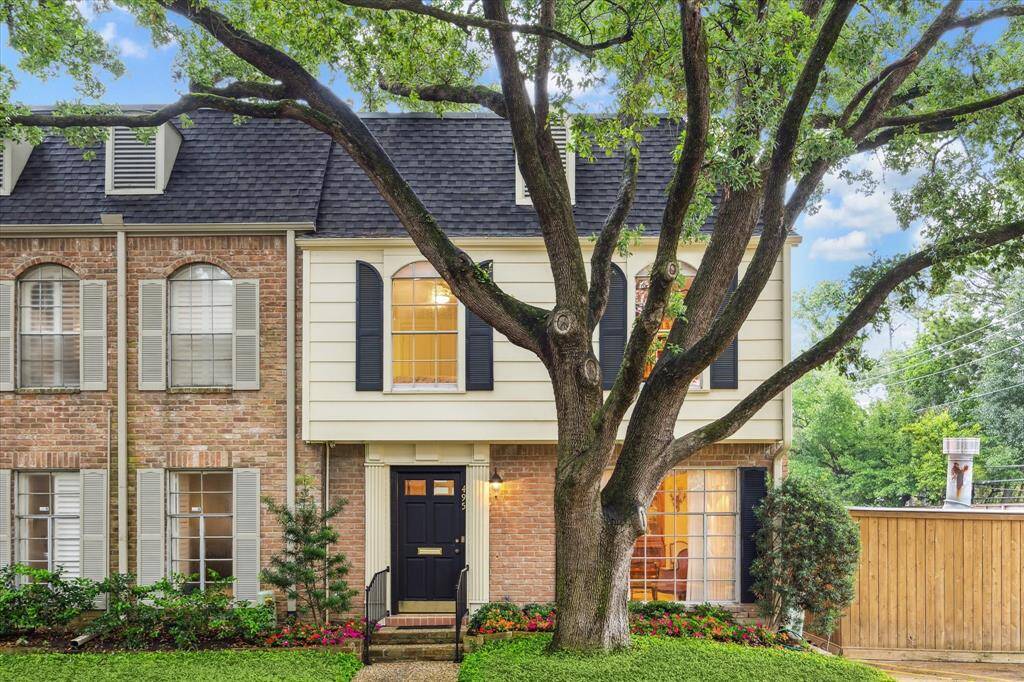 Post Oak Lane Townhomes located in close-in Memorial. The townhome is zoned to Hunter's Creek Elementary and Memorial High. Desireable end unit.
