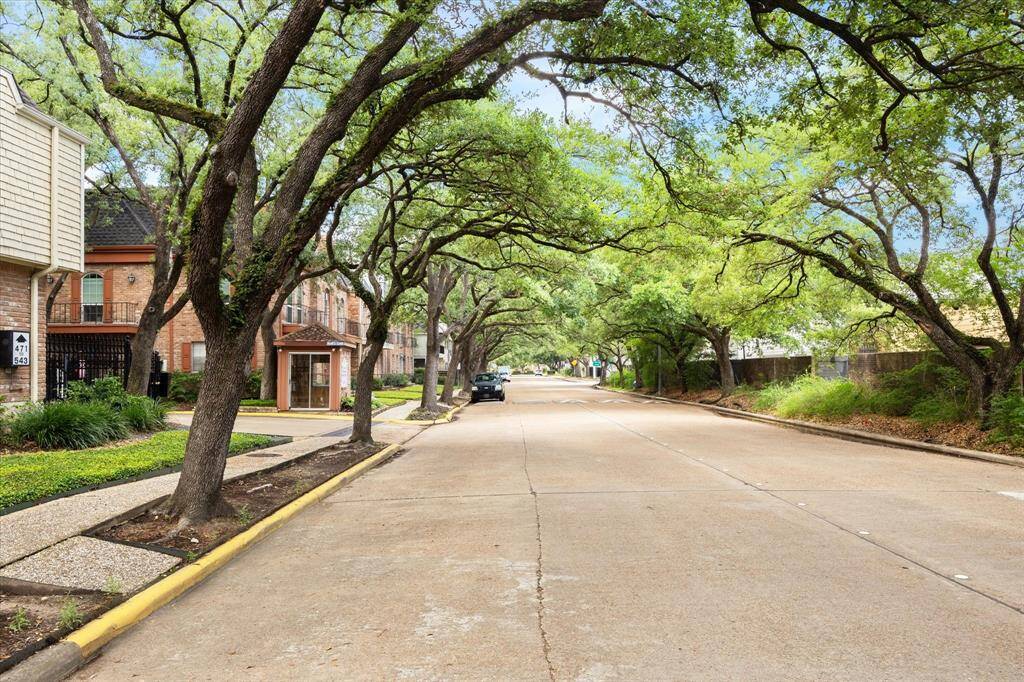 North Post Lane is an ideal location. Just minutes from Memorial Park, Downtown, Uptown Park, and The Energy Corridor. Very convenient to Loop 610, I-10 , and Highway 290.