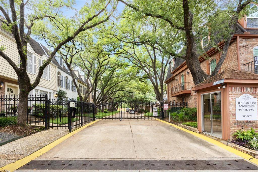 Main gate for Post Oak Lane Townhomes.