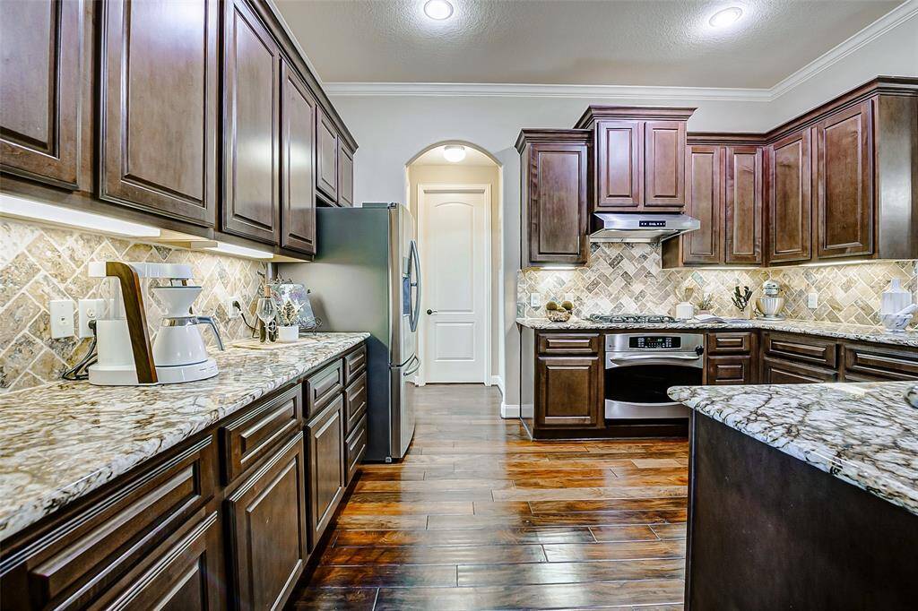 The chef’s kitchen is a true masterpiece, designed for both style and functionality. Striking upgraded granite countertops provide a sleek, durable surface, complemented by rich 42" maple cabinetry that offers plenty of storage space.