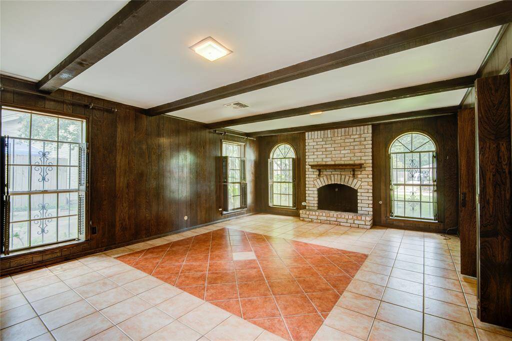 The family room is surrounded bywindows and offers a greatentertaining space surrounding thecozy fireplace.