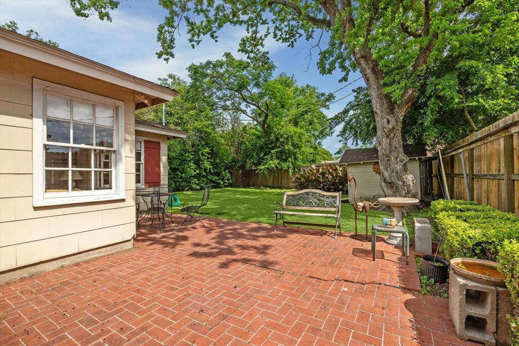 [PORCH] With ample space for seating and a welcoming atmosphere, it’s ideal for casual gatherings, quiet moments, or simply enjoying fresh air in comfort.