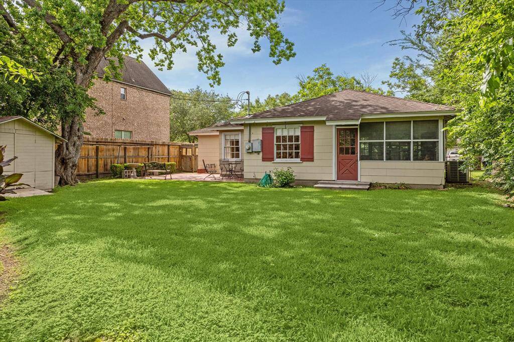 [BACKYARD] Whether you're hosting a summer barbecue, gardening, or simply enjoying the natural beauty, this backyard is perfect for all your outdoor activities.