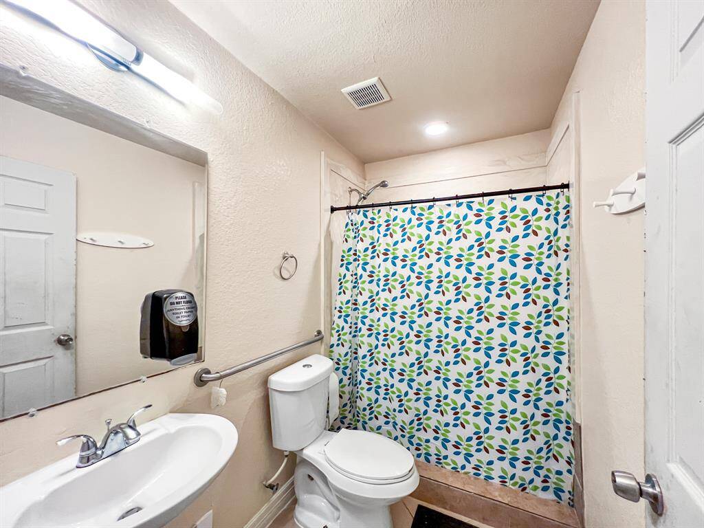 Hallway Full Bathroom 2