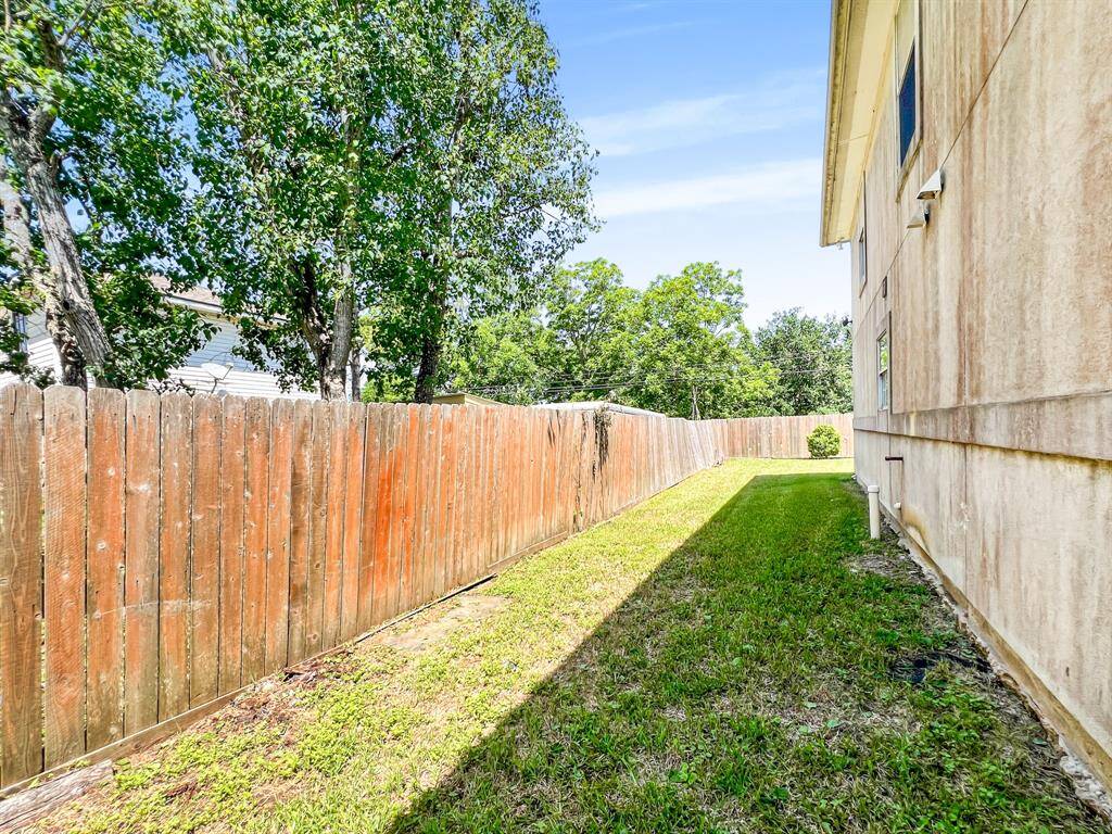 Excellent Side Yard Space
