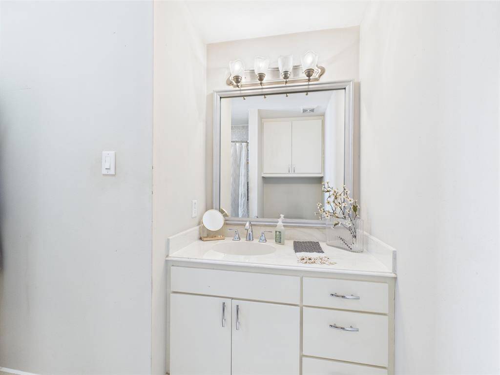En suite bathroom secondary bedroom (1st floor)