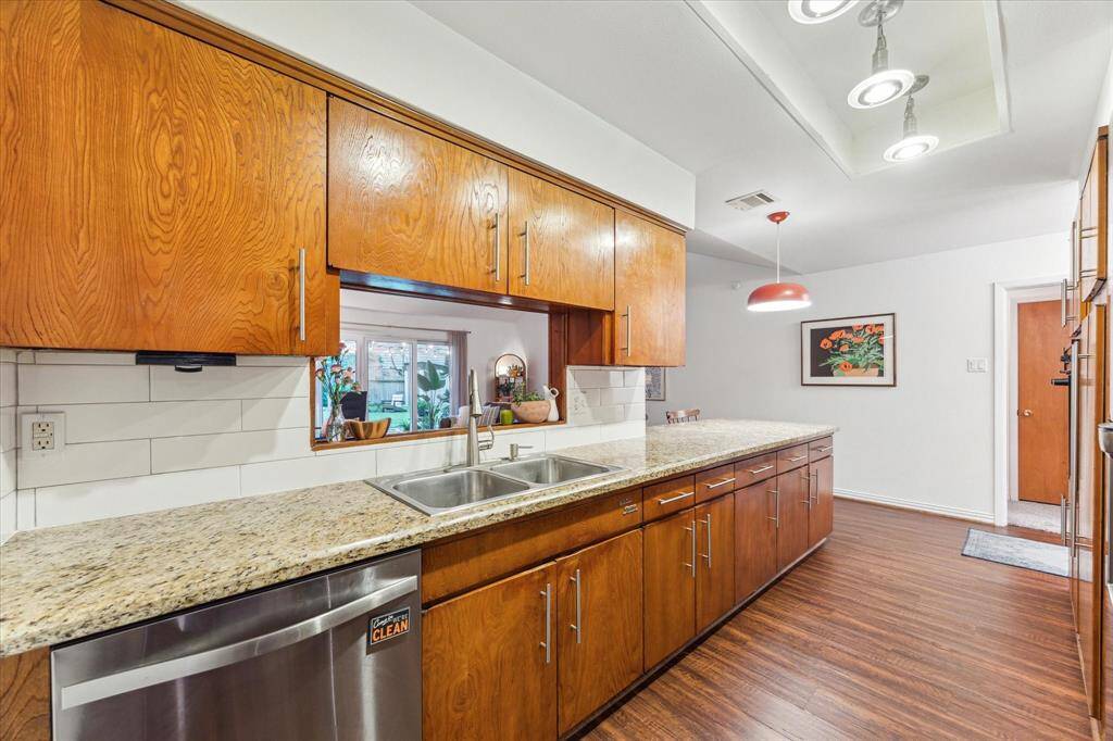 Kitchen features a Breakfast Bar for in-Kitchen dining